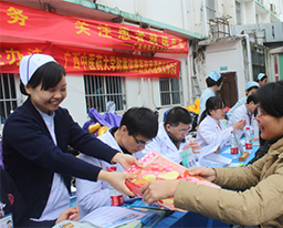 我院开展“进一步改善医疗服务行动计划”服务百姓健康义诊咨询活动
