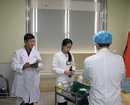 医院领导观摩指导我院大学生临床技能培训