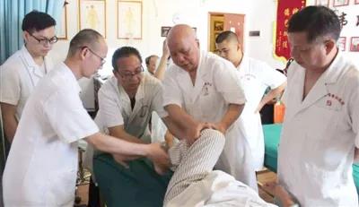 【中国中医药报】第三届国医大师列传——韦贵康：仁心铸新法，徒手愈顽疾