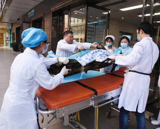 我院开展重大交通事故医疗应急救援演练