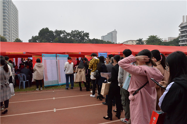 院领导带队前往医学类高等院校参加“双选会”