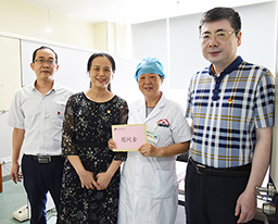 学校纪委书记韦雪芳一行莅临我院慰问离休教职工及学生党员代表
