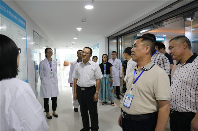 自治区科学技术厅副厅长唐咸来一行莅临我院调研指导