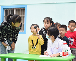 瑞康视光体检大巴车驶入幼儿园为儿童视力健康保驾护航