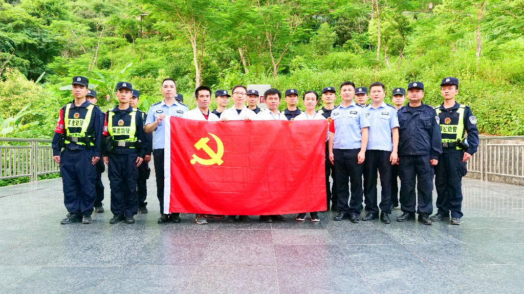 【新华网】用红色装点界碑 走边疆为你注入美丽的颜色