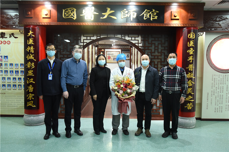 自治区中医药管理局领导在春节前夕看望慰问我院国医大师、中医药专家代表