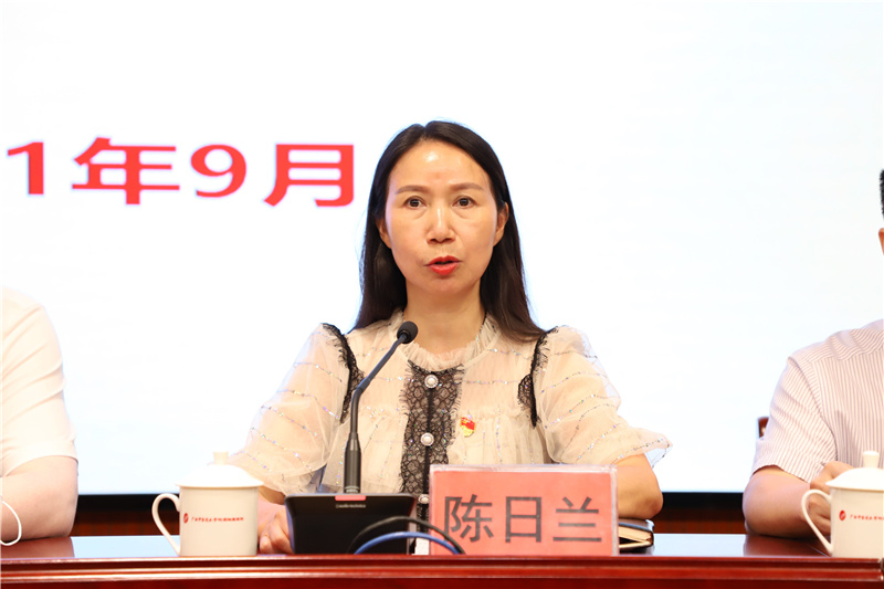 5医院党委副书记、副院长陈日兰主持会议.jpg