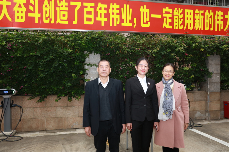 韦思尊副院长为李亚茜送行.jpg