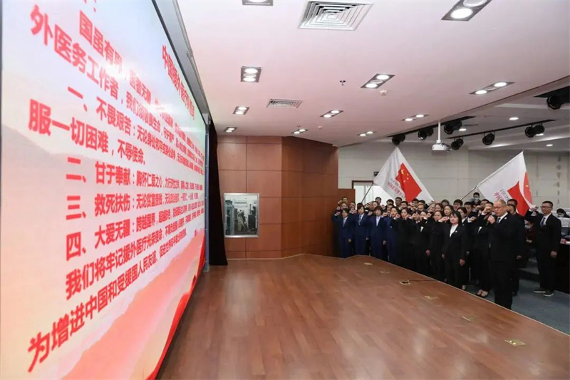 中国第23批援尼日尔、第15批援科摩罗医疗队在现场进行宣誓.jpg