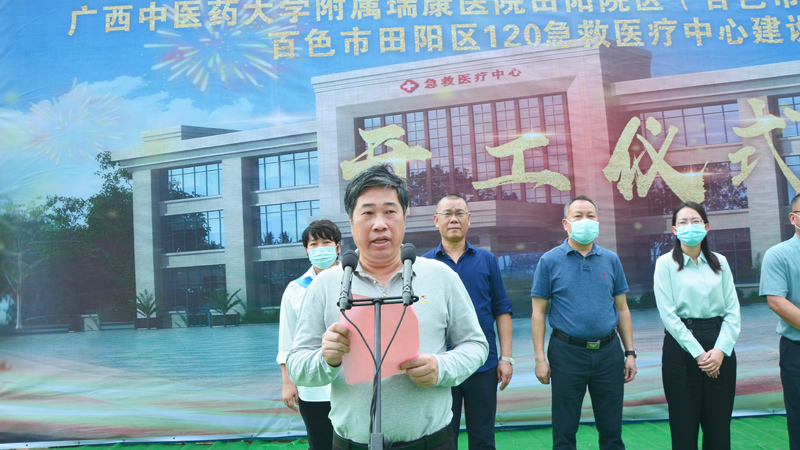党支部书记甘照儒主持会议.jpg