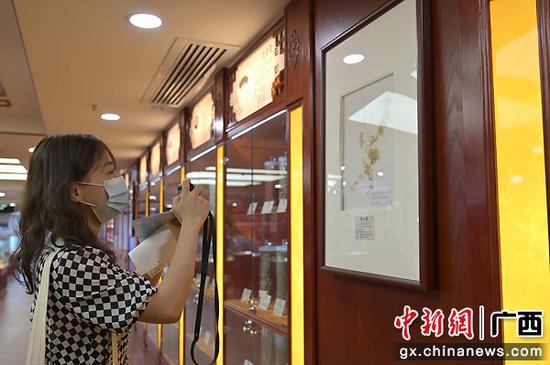 图为市民参观广西中医药大学附属瑞康医院中医药博物馆。俞靖 摄