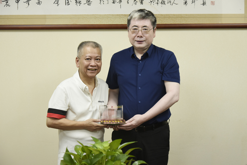 5颁发纪念品.jpg