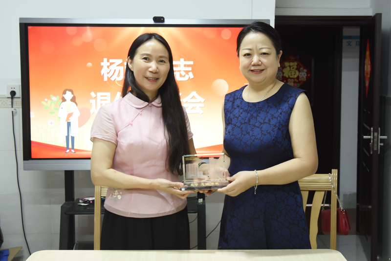 2陈日兰副书记为杨靖教授送上纪念品.jpg