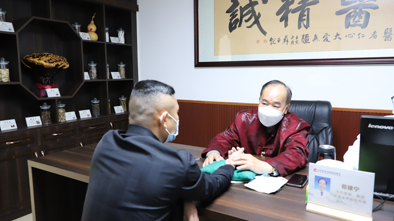 全国老中医药专家荀建宁教授到田阳坐诊，为群众健康把脉问诊