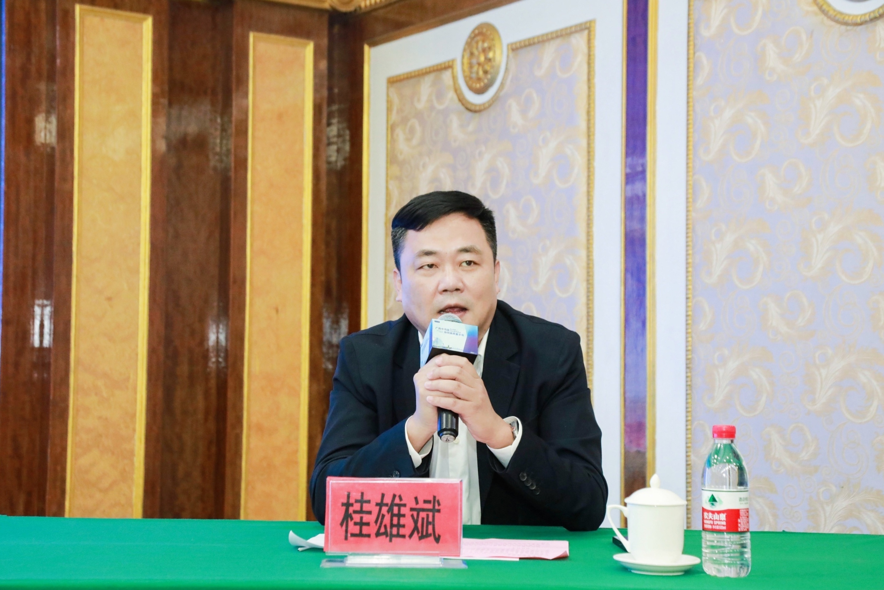 4广西中医药大学第一附属医院桂雄斌主持讲座.JPG