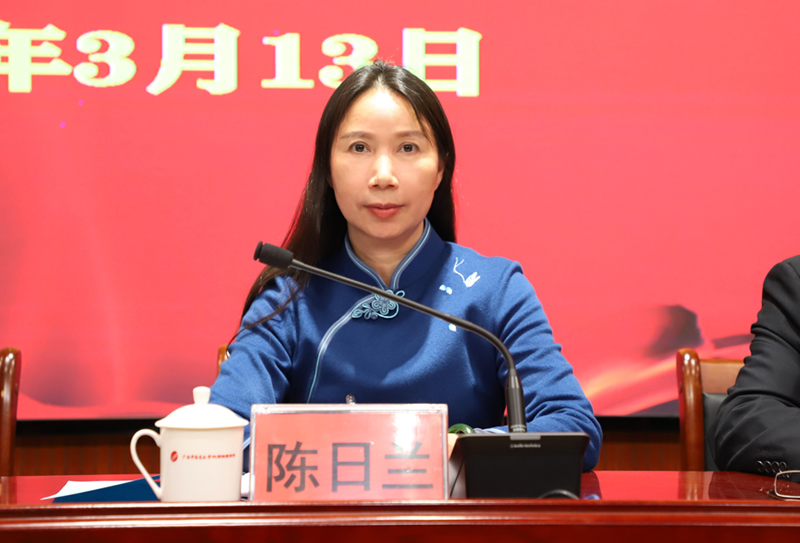 33.医院党委副书记、副院长陈日兰出席会议.jpg