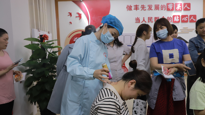 义诊现场居民体验雷火灸.jpg