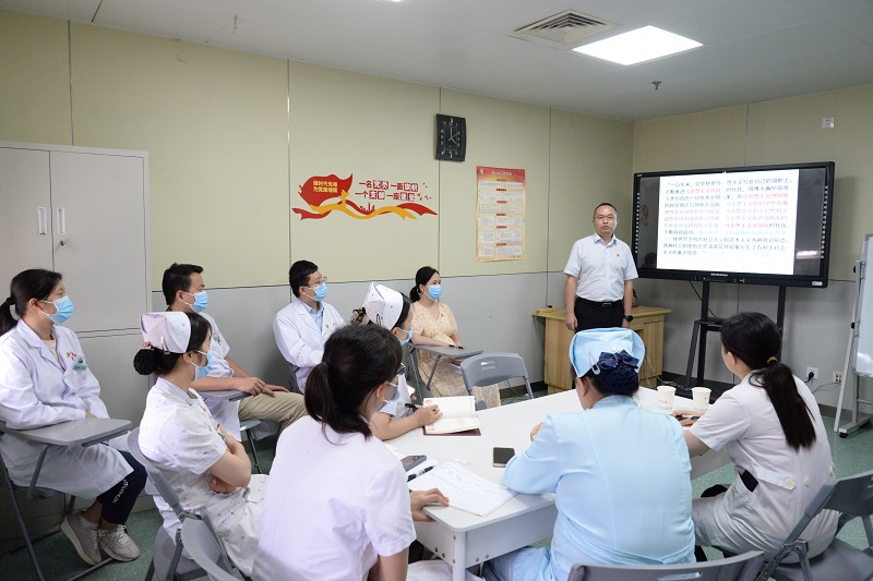 医院纪委书记黄建民到所在支部讲党课