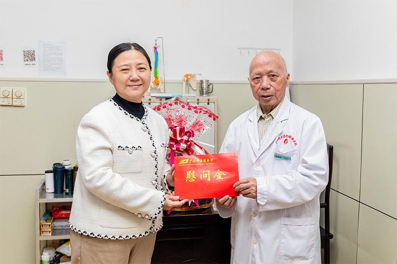 广西中医药大学校长姚春到我院看望慰问国医大师韦贵康教授