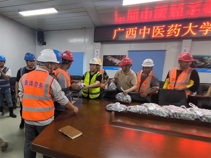 “太及时了！”清凉解暑的“爱心汤”送到了凤岭南医院项目工地