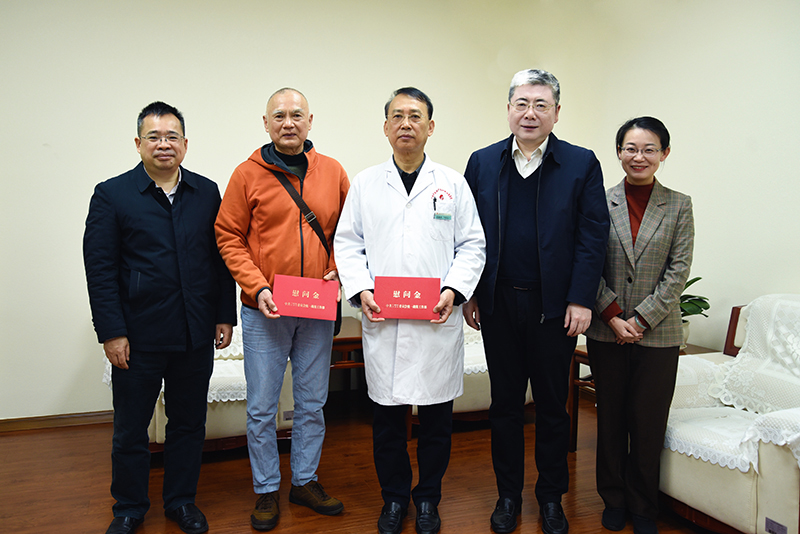 1慰问现场.jpg