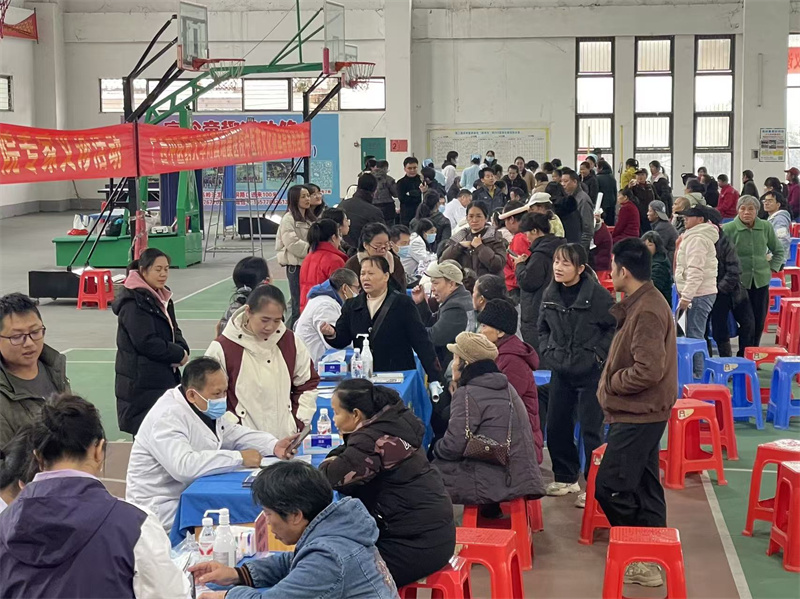 医疗团队进古镇，居民健康送到家——我院专家赴都安瑶族自治县高岭镇开展大型健康义诊活动