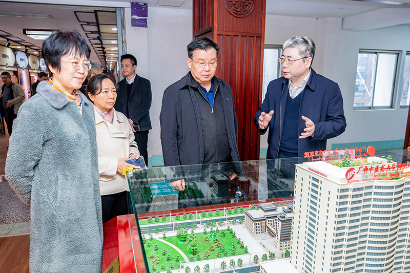 1调研组在我院院史馆调研.jpg