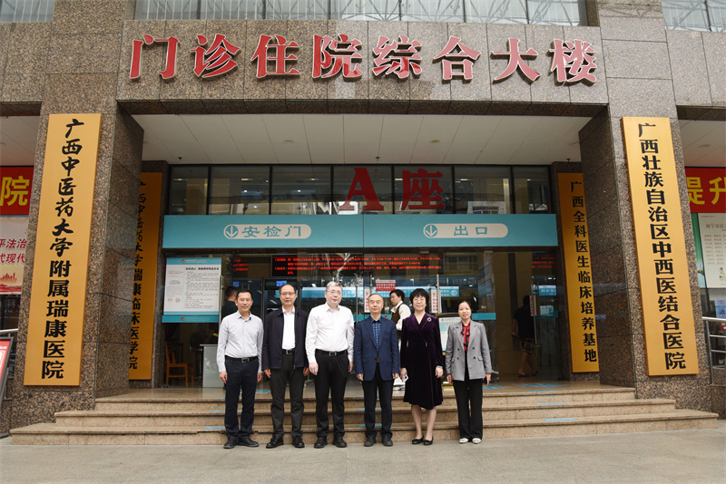 中国民族医药学会副会长、秘书长刘平一行莅临我院参观交流