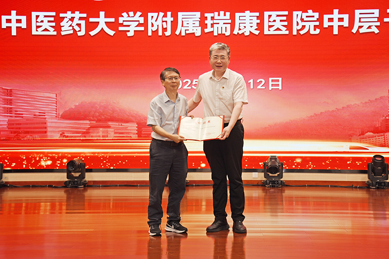 3高宏君书记为廖胜平教授颁发授课证书.jpg