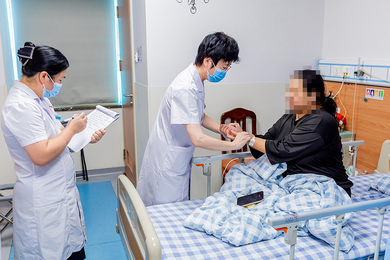 唐红珍院长为患者把脉.jpg